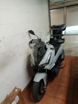 Scooter ADV 125 blanco.