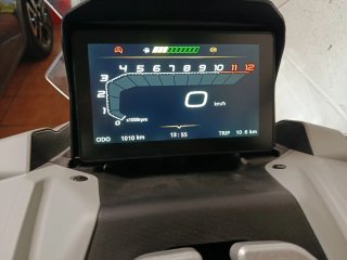 Scooter ADV 125 blanco.