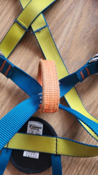Casco azul y arnés de escalada, todo de Decathlon