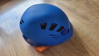 Casco azul y arnés de escalada, todo de Decathlon