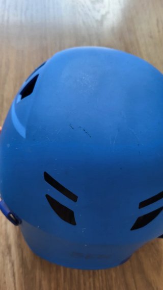 Casco azul y arnés de escalada, todo de Decathlon