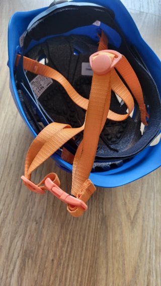 Casco azul y arnés de escalada, todo de Decathlon