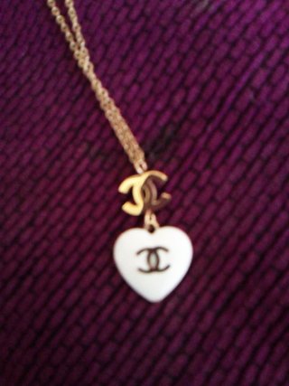 Collar Chanel Corazón Blanco y Dorado