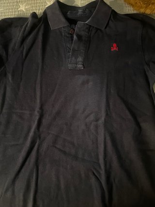 Camiseta negra con calavera roja