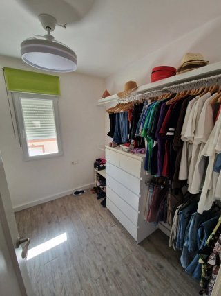 Barra extensible para ropa.
