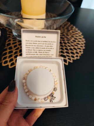 Pulsera piedra natural Madre Perla con charm