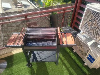 Barbacoa de carbón con ruedas