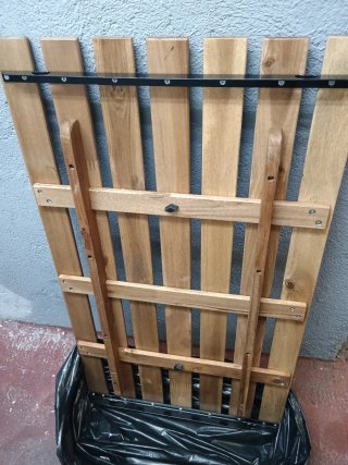 Mesa de jardín de madera y metal