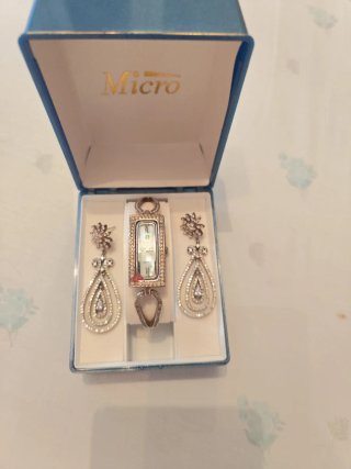 Conjunto Plata de Ley: Reloj y Pendientes
