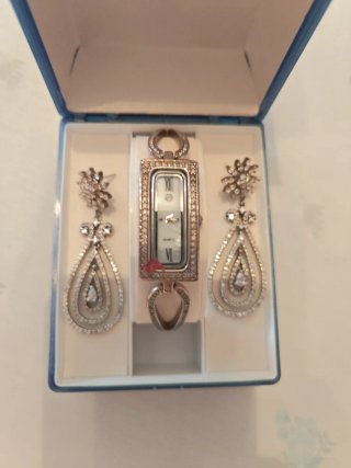Conjunto Plata de Ley: Reloj y Pendientes