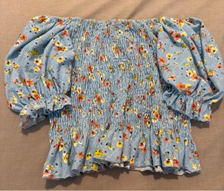Blusa floral azul con volantes