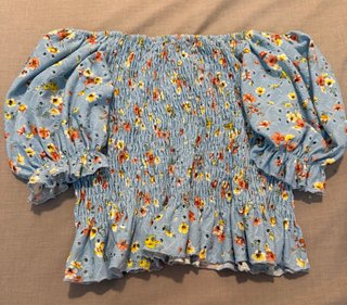 Blusa floral azul con volantes