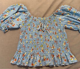 Blusa floral azul con volantes