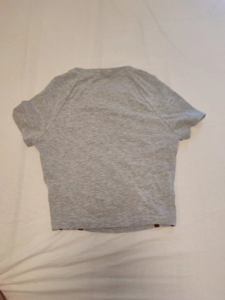 Crop top gris con número 58