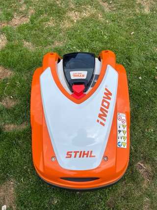 Robot cortacésped STIHL iMOW y caseta para carga