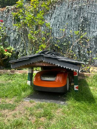 Robot cortacésped STIHL iMOW y caseta para carga