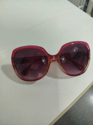Gafas de sol Loewe rosas y moradas