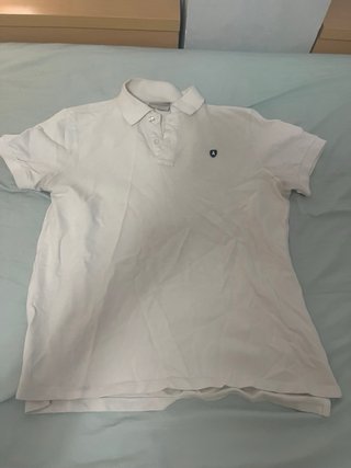 Conjunto Puma camiseta negra y bermudas beige