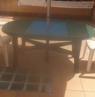 Mesa de jardín con sombrilla