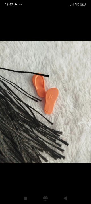 Muñeca Barbie con traje naranja y chanclas