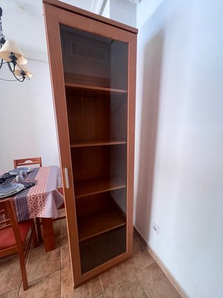 Vitrina de madera y cristal
