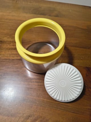 Contenitore Tupperware Giallo  + omaggio