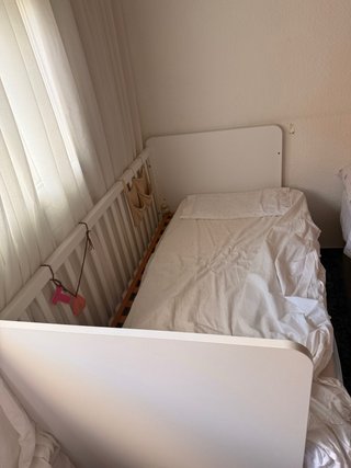 Cuna de bebé blanca poco usada