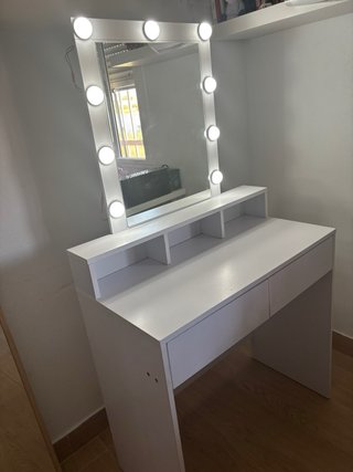 Tocador blanco con espejo y luces LED