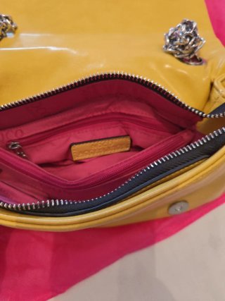 Bolso amarillo con cadena plateada