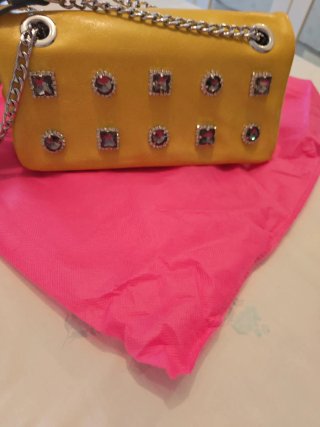 Bolso amarillo con cadena plateada