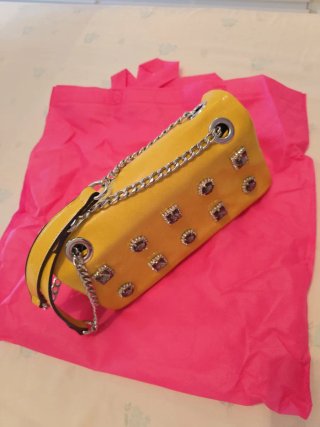 Bolso amarillo con cadena plateada