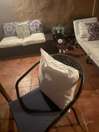 Mesa exterior madera y baldosa hidráulica