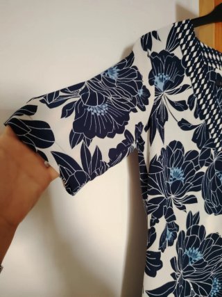 Vestido floral azul y blanco