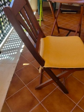Mesa redonda de madera para terraza