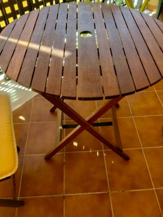 Mesa redonda de madera para terraza