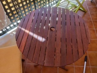 Mesa redonda de madera para terraza