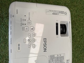 Proyector Epson EB-X05 + Soporte + Pantalla