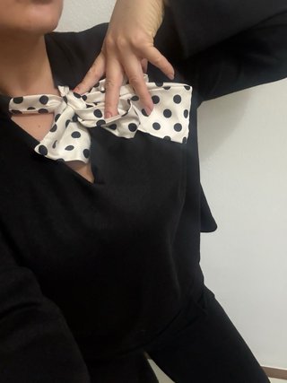 Maglioncino nero con pois bianchi