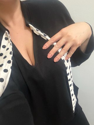 Maglioncino nero con pois bianchi