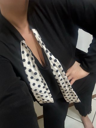 Maglioncino nero con pois bianchi