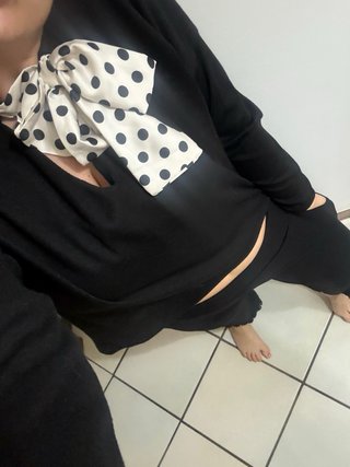 Maglioncino nero con pois bianchi