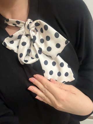 Maglioncino nero con pois bianchi