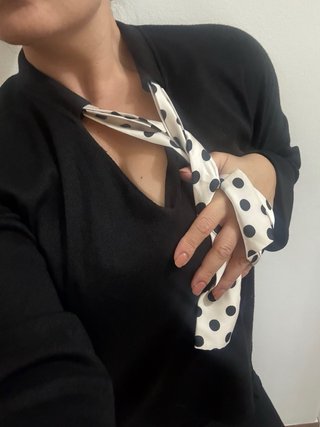 Maglioncino nero con pois bianchi