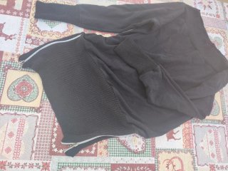 Jersey negro largo con cremalleras