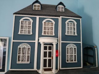 Casa de muñecas amueblada