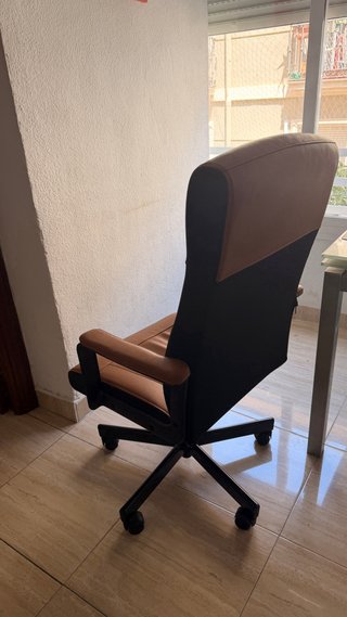 Silla de oficina marrón y negra