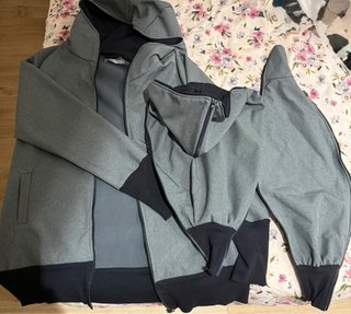 Chaqueta premamá y porteo gris