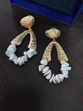 Pendientes dorados con piedras blancas
