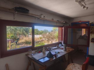 Ventana antigua alargada de madera