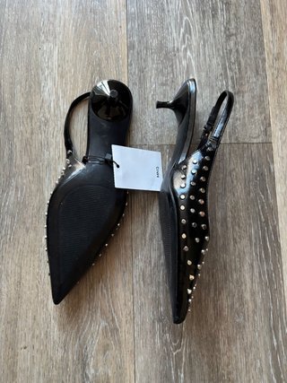 Zapatos Mango kitten destalonados negros tachuelas